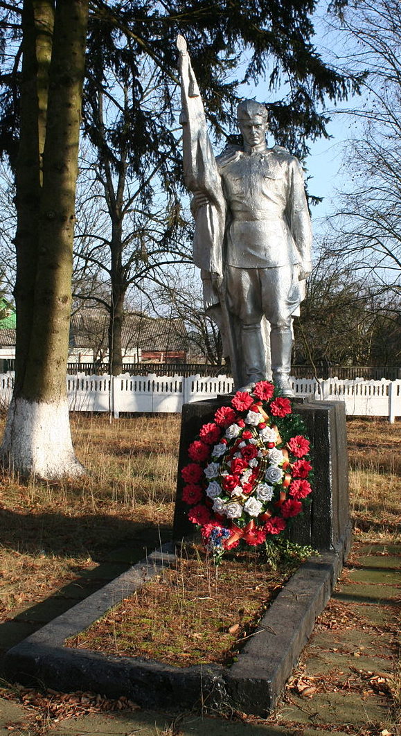 с. Боровка Макаровского р-на. Памятник, установленный на братской могиле, в которой похоронено 27 воинов, погибших в боях при освобождении села в ноябре 1943 года.