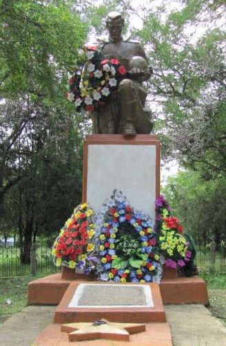 с. Дальничень Белгород-Днестровского р-на. Памятник у школы, установленный в 1971 году воинам-односельчанам, погибших в годы войны.