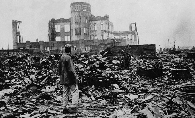 Выжившие у здания Выставочного центра Торгово-промышленной палаты. Август 1945 г.