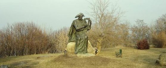 Памятник былинному персонажу Баяну.