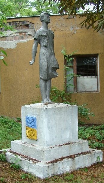 г. Одесса. Памятник З. Космодемьянской, установленный в 1972 году на территории детского туберкулезного санатория, размещенного на улице ее имени. 