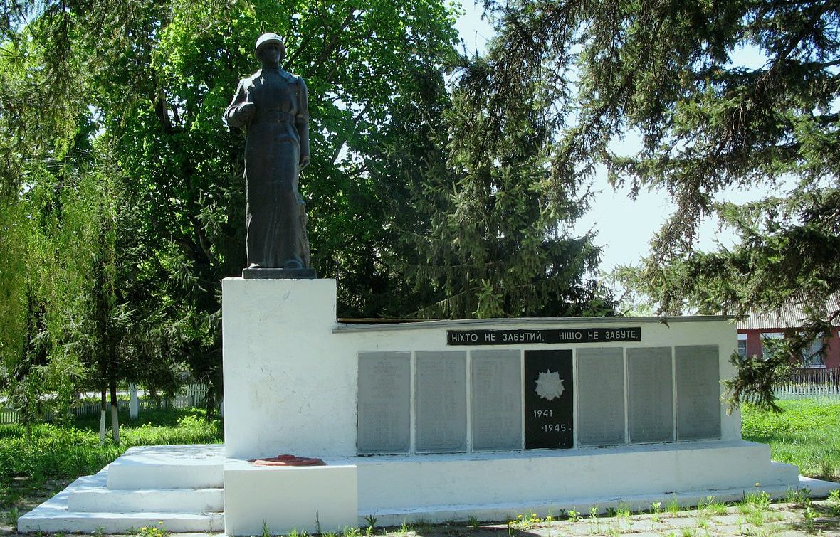 с. Олейникова Слобода Белоцерковского р-на. Памятник у школы, установленный в 1967 году воинам-односельчанам, погибшим в годы войны. 