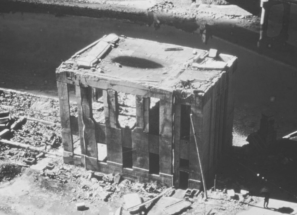 Уничтоженное здание на набережной Хиросимы. 1945 г.