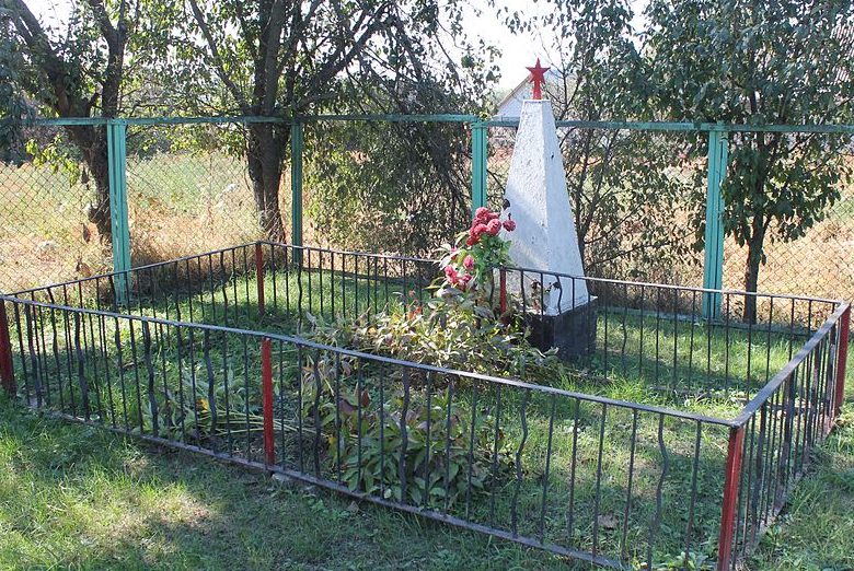 с. Ульяновка Переяслав-Хмельницкого р-на. Памятник, установленный в 1966 году на братской могиле воинов, умерших в госпитале от ран в сентябре-декабре 1943 года. 