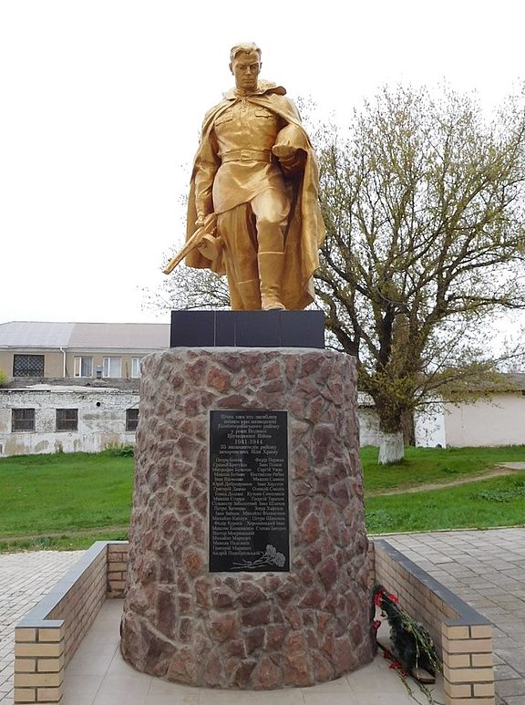 пгт. Доброслав Лиманского р-на. Памятник, установленный в 1956 году на братской могиле 35 воинов, погибших при освобождении поселка в апреле 1944 года. 