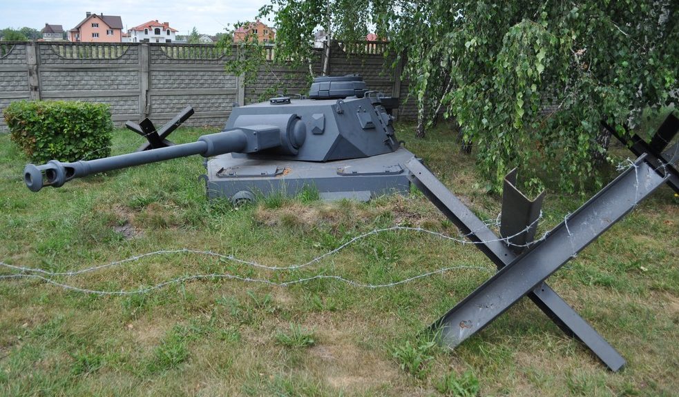 Закопанный немецкий танк.