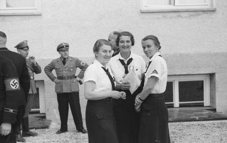 Знакомство девушек из BDM с концлагерем Дахау. 08.05.1936 г.