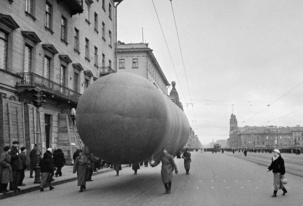 Аэростаты на Невском проспекте в Ленинграде. 9 октября 1941 г.