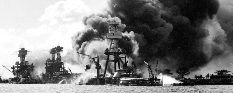 Линкор «Аризона» горит после японской бомбардировки. 7 декабря 1941 г.
