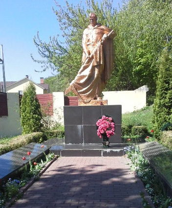 с. Старые Безрадичи Обуховского р-на. Мемориал в центре села, установленный в 1950 году воинам-односельчанам, погибшим в годы войны.