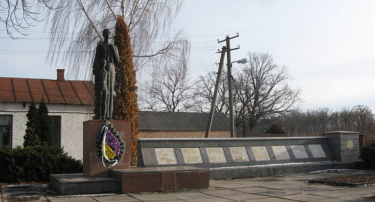 с. Сухолесы Белоцерковского р-на. Памятник возле школы, установленный в 1958 году на братской могиле воинов, погибших в годы войны.