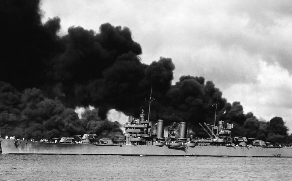 Горит легкий крейсер «Phoenix», линкоры «Западная Вирджиния» и «Аризона», после японской бомбардировки в Перл-Харборе. 7 декабря 1941 г.