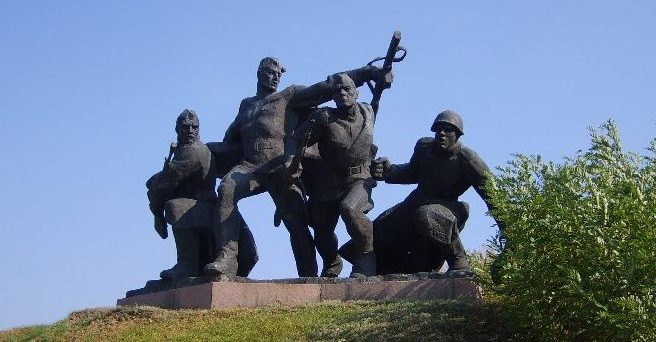 Скульптурная группа на мемориале.