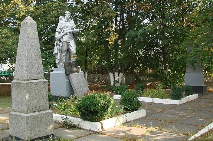 с. Томиловка Белоцерковского р-на. Памятник возле Дома культуры, установленный в 1964 году воинам-односельчанам, погибшим в годы войны.