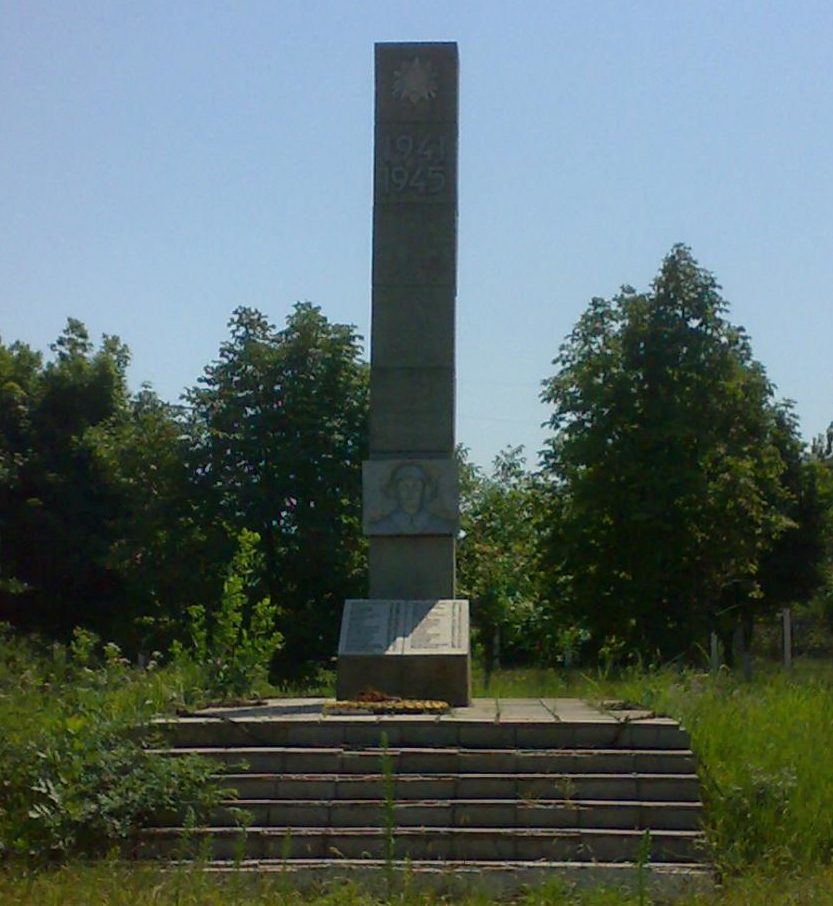 с. Пивденное Белгород-Днестровского р-на. Братская могила воинов, погибших в годы войны.