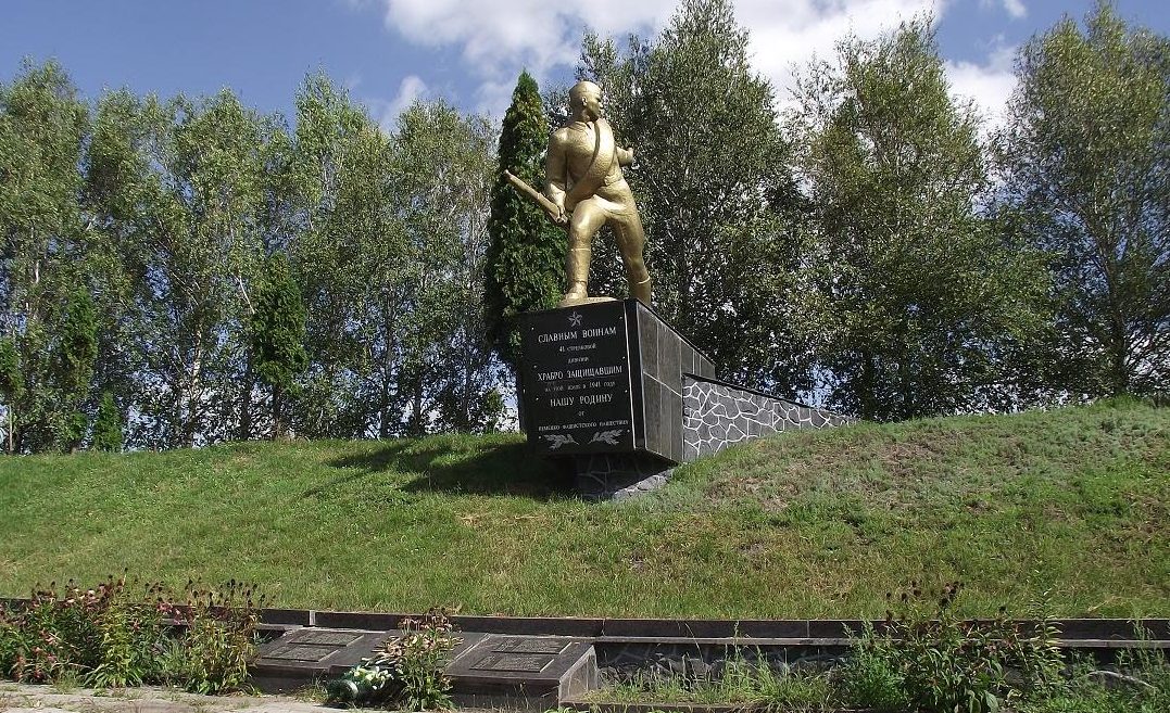 г. Узин Белоцерковского р-на. Памятник на братской могиле воинов, погибших в годы войны.