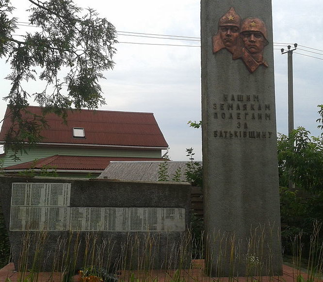 с. Погребы Броварского р-на. Памятник, установленный в 1965 году, погибшим землякам в годы войны.