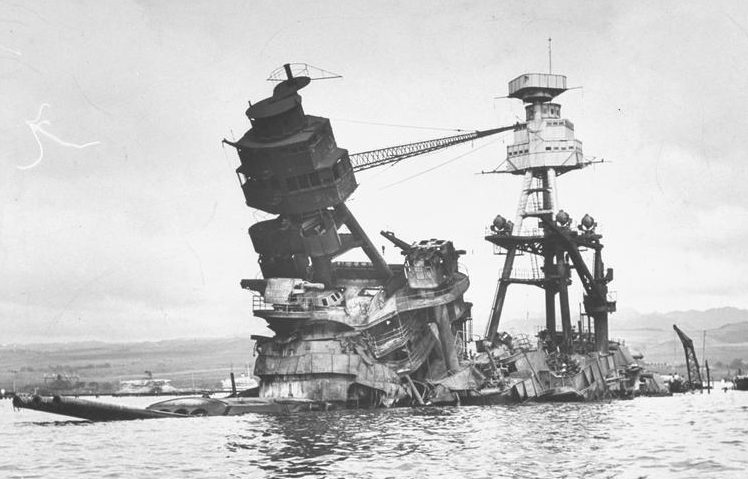 Затонувший линкор «Аризона». 10 декабря 1941 г.