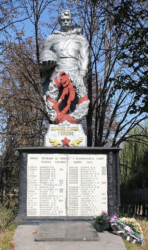 с. Хоцьки Переяслав-Хмельницкого р-на. Памятник в центре села, установленный в 1954 году на братской могиле воинов, погибших в годы войны. 