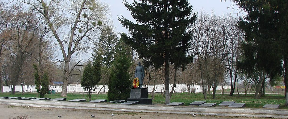 г. Узин Белоцерковского р-на. Памятник, установленный в 1952 году на площади Космонавтов у ряда братских могил воинов, погибших в годы войны. 