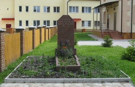 с. Погребы Броварского р-на. Памятник у Дома культуры, установленный в 1964 году на могиле лейтенанта Кудрявцева Н.Б. который погиб в сентябре 1943 года. 