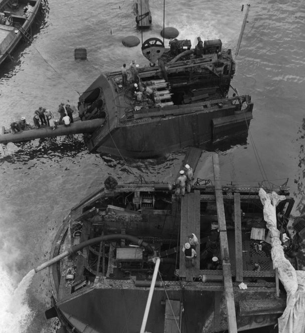Демонтаж орудийной башни с линкора «Аризона». 25 февраля 1942 г.