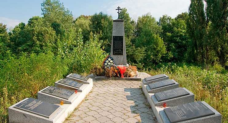 Урочище Розкопана Обуховского р-на. Мемориал, сооруженный в 2011 году на месте захоронения расстрелянных 700 мирных жителей Обуховского района 1 июля 1943 года. 