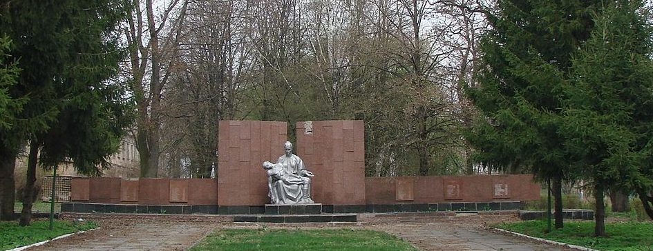г. Узин Белоцерковского р-на. Памятник, установленный в 1958 году работникам сахарного завода, погибшим в годы войны.