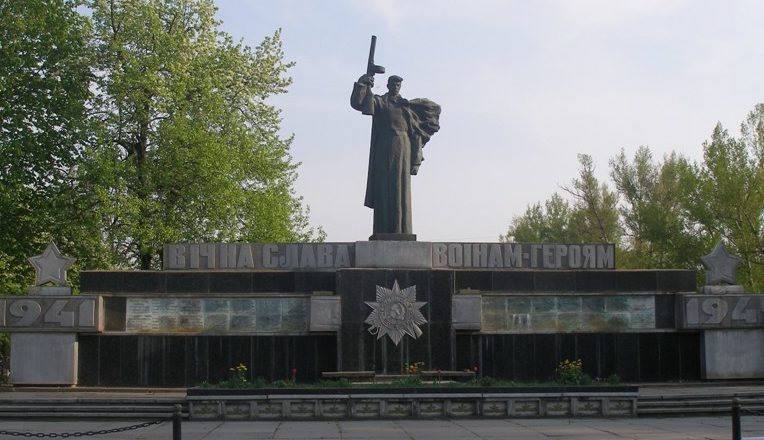 с. Бурты Кагарлыкского р-на. Мемориал на братской могиле воинов, в которой похоронено 18 воинов, погибших при освобождении села. 
