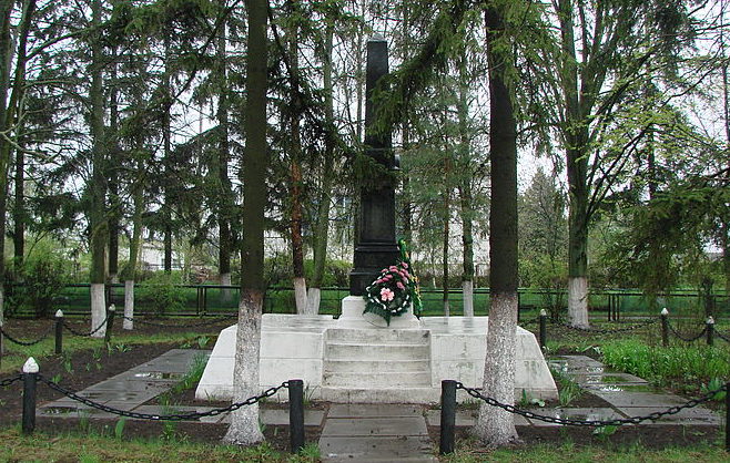 с. Фастовка Белоцерковского р-на. Памятник в центре села, установленный в 1954 году на братской могиле воинов, погибших в годы войны. 