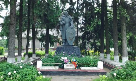 с. Великие Прицки Кагарлыкского р-на. Памятник на братской могиле, в которой захоронено 292 советских воина, погибших в годы войны. 