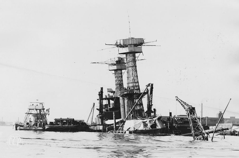 Затонувший линкор «Калифорния». 1 января 1942 г.
