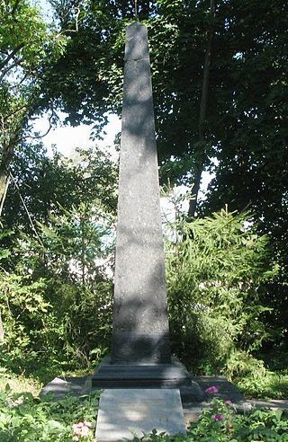 г. Кагарлык. Памятник по улице Воровского, установленный на братской могиле, в которой похоронено 740 воинов, погибших в годы войны в боях за город.