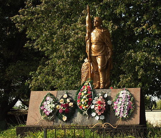 с. Королевка Макаровского р-на. Памятник в центре села, павшим воинам в годы войны.