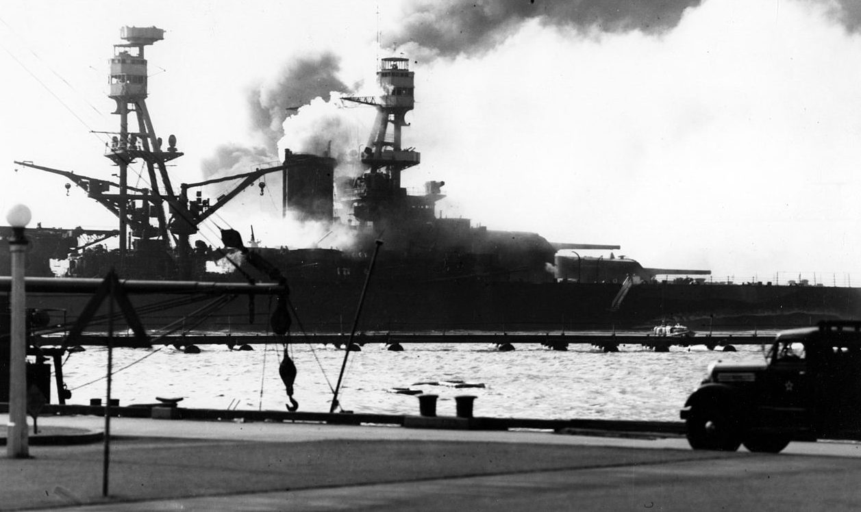 Линкор «Невада» горит. Перл Харбор. 7 декабря 1941 г.