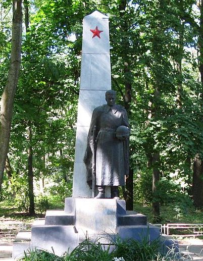 г. Кагарлык. Памятник по улице Воровского, установленный на братской могиле воинов, погибших в январе 1943 года при освобождении города.