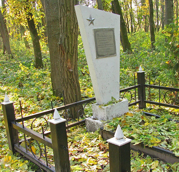 г. Яготин. Памятник у Дома культуры, установленный в 1954 году на братской могиле воинов, погибших в годы войны. 