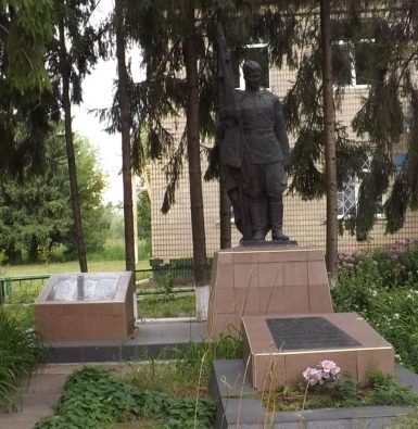 с. Леоновка Кагарлыкского р-на. Памятник в центре села, установленный на братской могиле 3 воинов погибших в годы войны. 