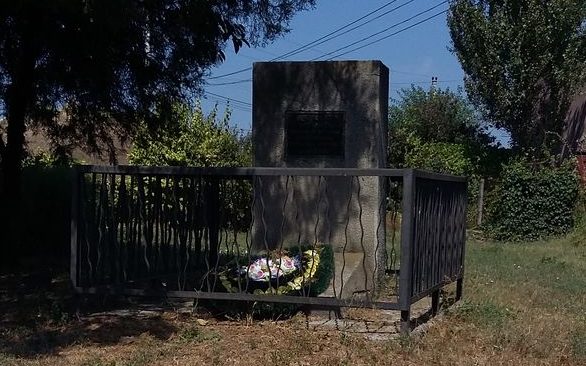 с. Шабо Белгород-Днестровского р-на. Памятный знак в центре села жертвам нацизма.