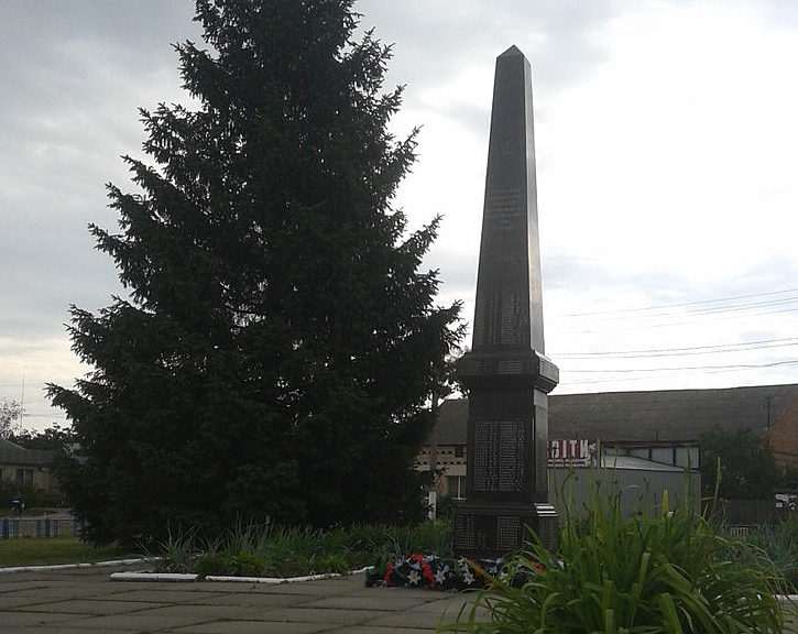 с. Требухов Броварского р-на. Памятник в центре села, установленный в 1967 году воинам-односельчанам, погибшим в годы войны. 