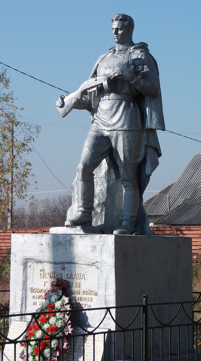 с. Раковка Вышгородского р-на. Памятник, установленный на братской могиле, в которой похоронен 41 воин, погибший в годы войны.