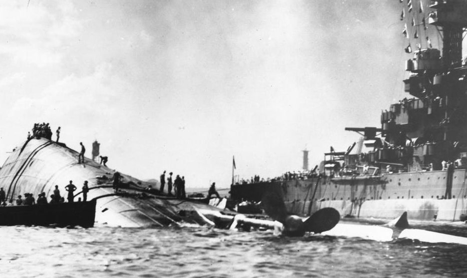 Затонувший линкор «Оклахома». 7 декабря 1941 г.
