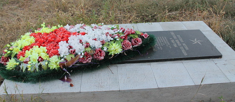 с. Фонтанка Лиманского р-на. Братская могила на кладбище 20 советских воинов, погибших в марте 1944 при освобождении села. 