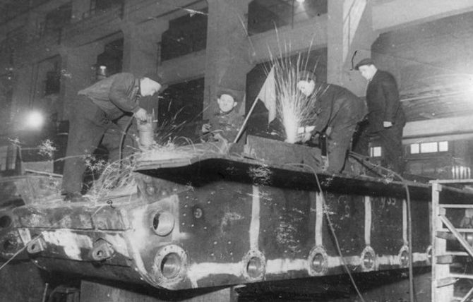Производство танков. 1942 г.