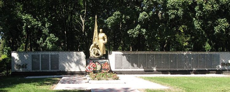 с. Слобода Кагарлыкского р-на. Мемориал в парке, установленный на братской могиле, в которой похоронено 42 воина, погибших в январе 1944 г. 