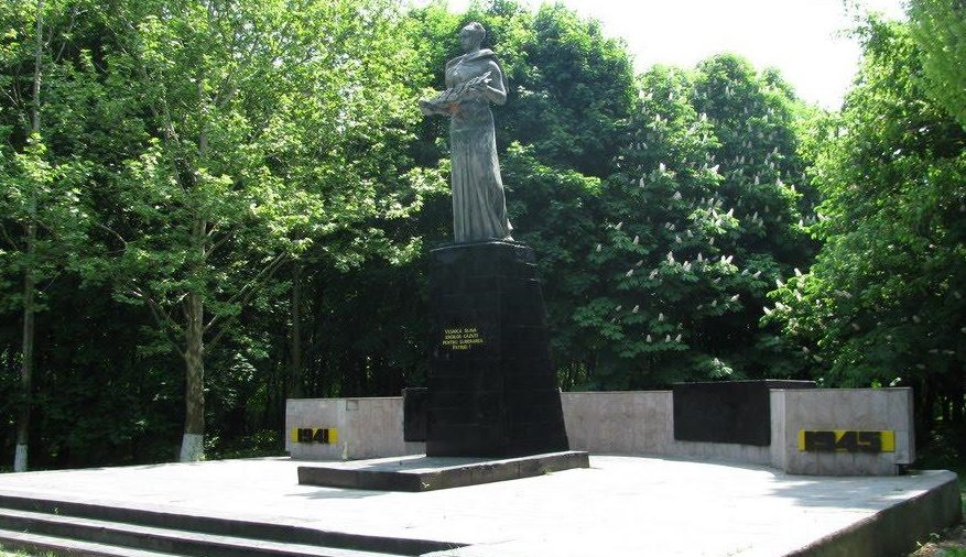 с. Чистоводное Белгород-Днестровского р-на. Памятник у клуба воинам-односельчанам, погибшим в годы войны. 