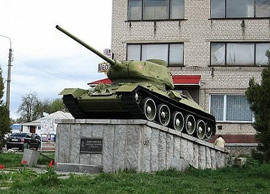 г. Богуслав. Памятник-танк Т-34 в центре города в честь воинов-освободителей.