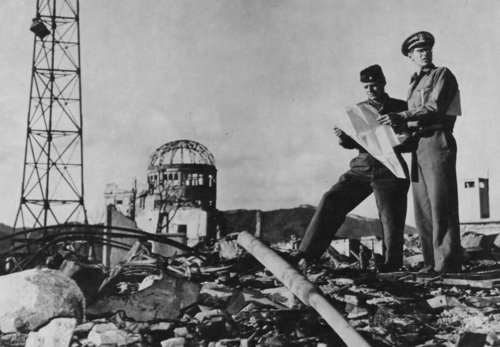Сотрудники армии США исследуют район вокруг эпицентра взрыва в Хиросиме. Осень 1945 года.