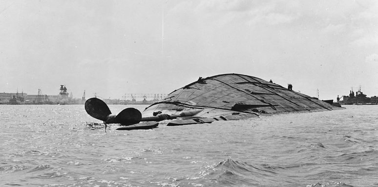 Затонувший линкор «Оклахома». 7 декабря 1941 г.