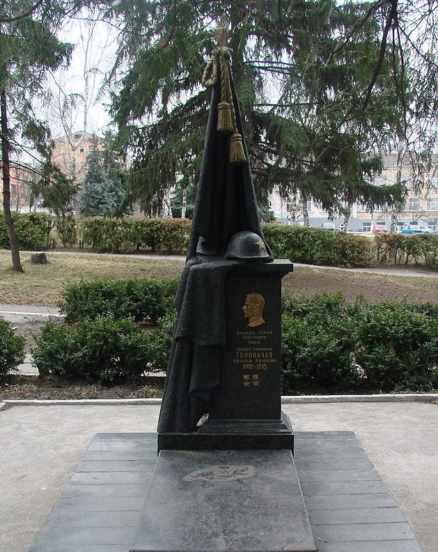 г. Васильков. Памятник в центре города, установленный в 1943 году на могиле дважды Героя Советского Союза А.А. Головачева.